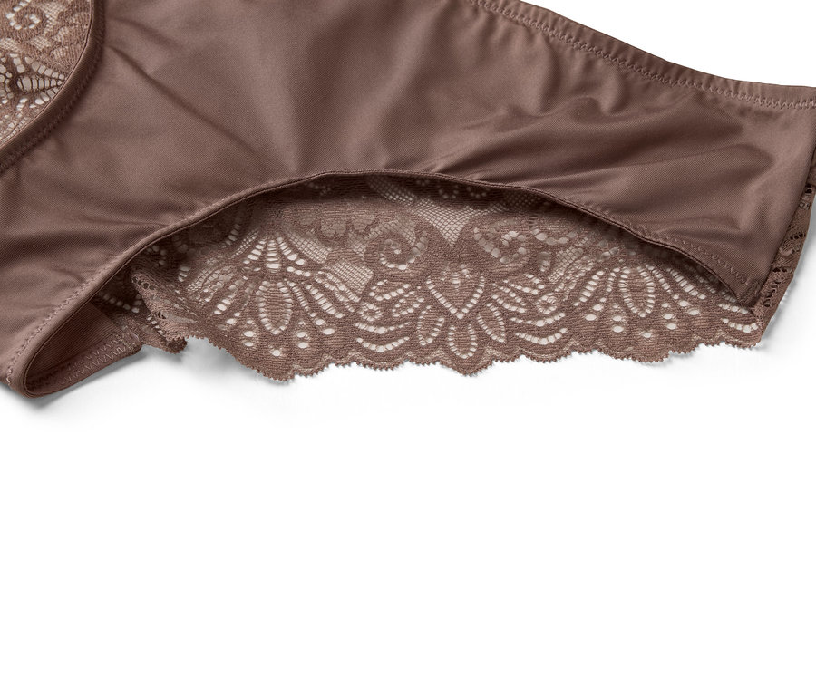 Gros plan d'une culotte marron pour femme avec des finitions en dentelle.