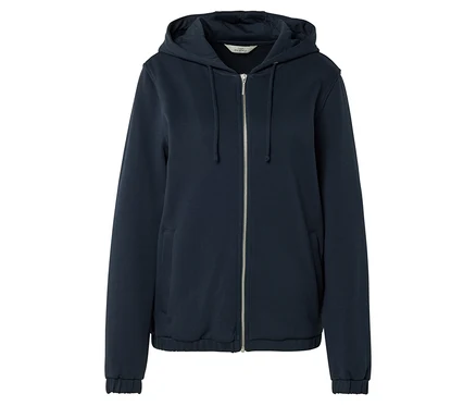 Un sweat à capuche bleu marine zippé est visible sur un fond blanc.