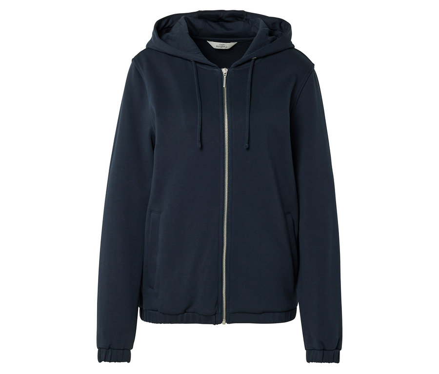 Un sweat à capuche bleu marine zippé est visible sur un fond blanc.