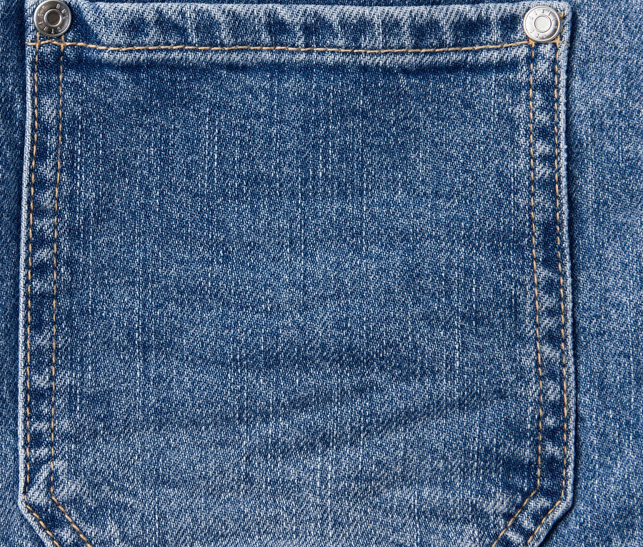 Gros plan de la poche arrière du jean bleu Street One «	Amalia	».