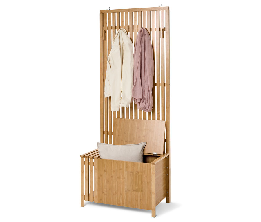 Porte-manteau en bambou avec coffre ouvert, coussin, veste et écharpe.