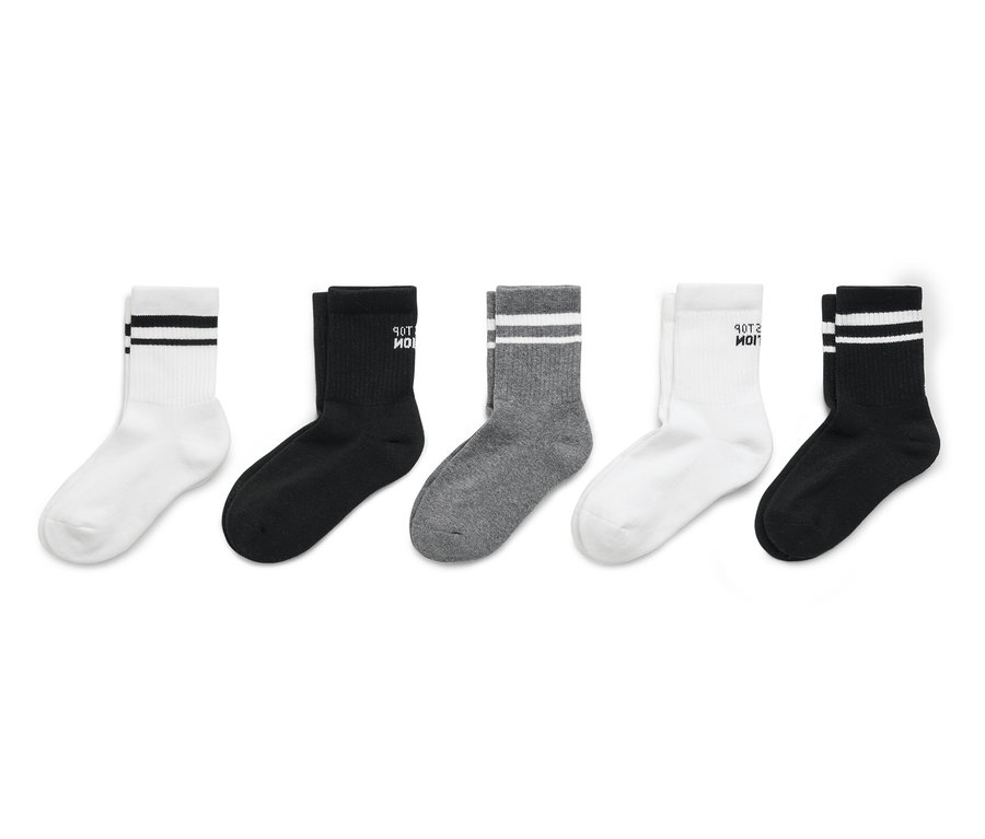 Cinq paires de chaussettes blanches, noires et grises alignées.