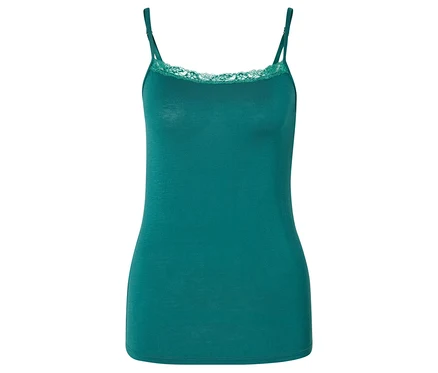 Un débardeur vert avec de la dentelle à l'encolure et de fines bretelles.