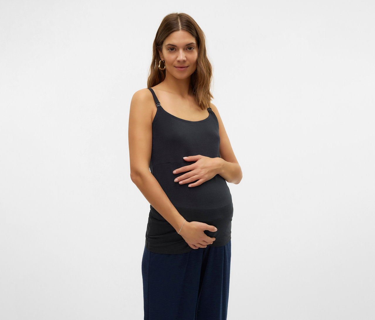 Femme enceinte tenant son ventre et portant un des 2 tops à bretelles spaghetti MAMALICIOUS «
MLKERRIE
».