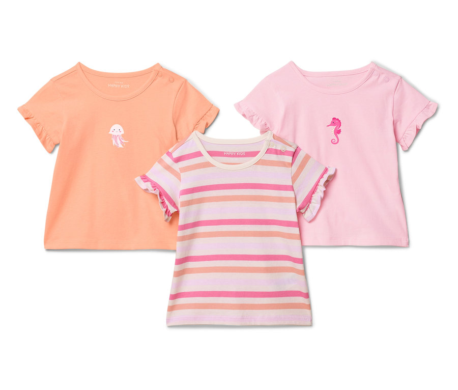 Trois t-shirts à manches courtes pour enfants : un orange avec un motif de méduse, un rayé et un rose avec un motif d'hippocampe, posés sur un fond blanc.