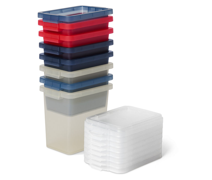 Une pile de récipients en plastique avec des couvercles de différentes couleurs se trouve à côté d'une pile de récipients transparents.
