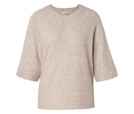 Un pull en maille beige avec des manches courtes et larges et un col rond est posé sur un fond blanc.