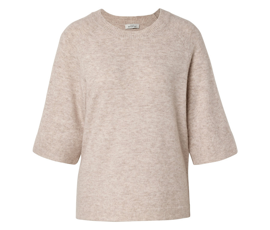 Un pull en maille beige avec des manches courtes et larges et un col rond est posé sur un fond blanc.