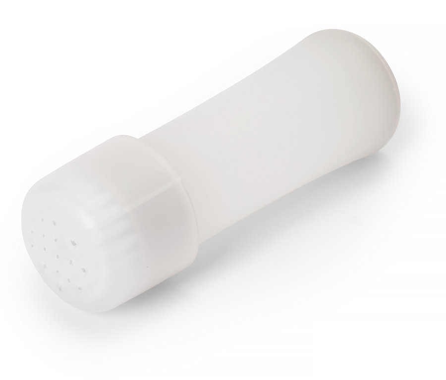 Un récipient blanc cylindrique avec un couvercle perforé repose sur une surface blanche.