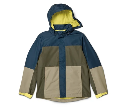 Imperméable multicolore avec capuche, doublure jaune et poignets jaunes posé sur fond blanc.