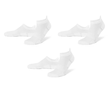 Trois paires de chaussettes blanches courtes posées sur un fond blanc. Les chaussettes sont légèrement décalées.