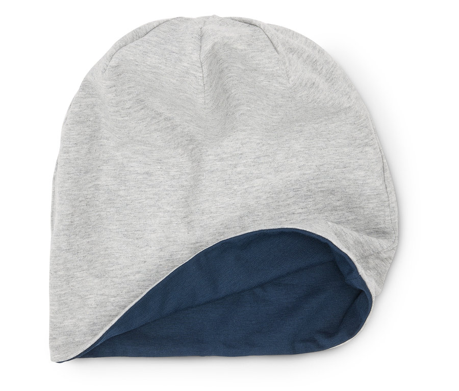 Bonnet gris avec bord replié bleu marine.