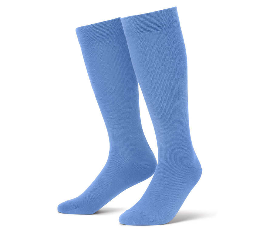 Deux chaussettes hautes bleu clair se dressent sur un fond blanc.