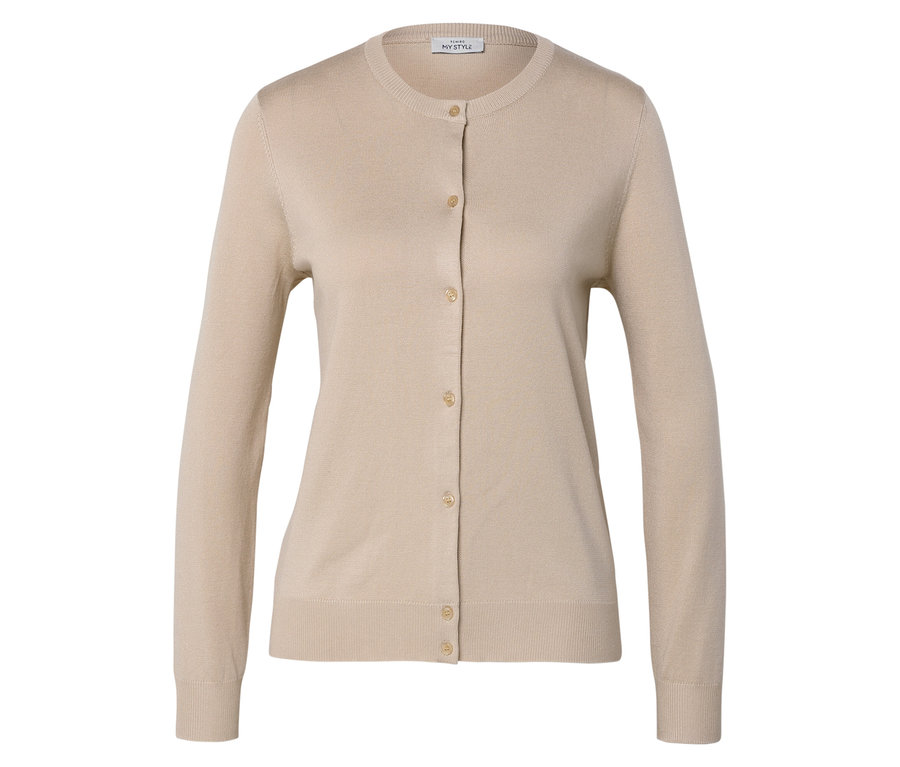 Gros plan d'un cardigan tricoté beige clair avec des boutons.