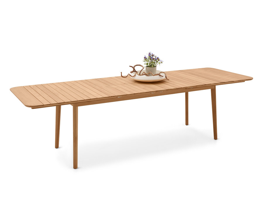 Une longue table d'extérieur rectangulaire en bois avec un petit arrangement floral au centre.