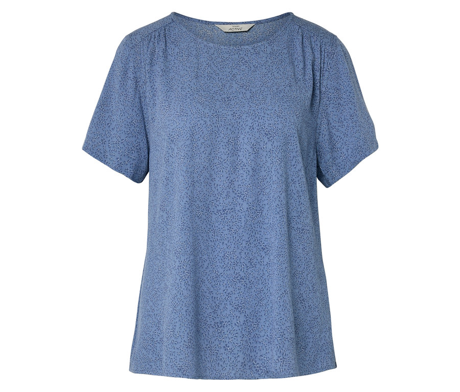 Haut bleu clair à manches courtes avec motif floral intégral.