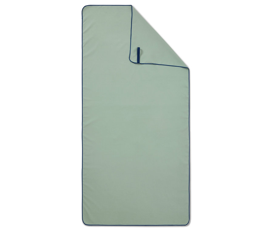 Serviette vert clair avec bordure bleu marine, partiellement pliée.