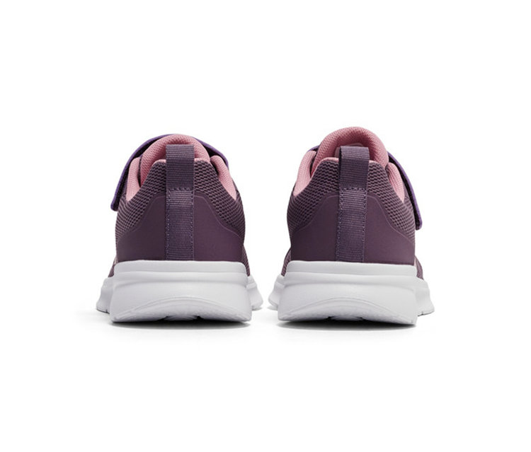 Deux baskets hummel® « Actus Tr Bearther Jr » couleur prune avec intérieur rose et semelles blanches, vues de dos, côte à côte.