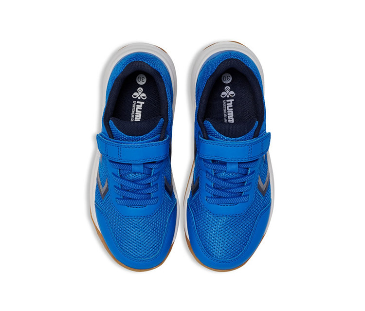 Paire de baskets bleues pour enfants avec semelles blanches et dessous marron, dotées d'une tige en mesh, de lacets et d'une seule sangle velcro. Les semelles intérieures affichent la marque "hummel" et la taille 30.
