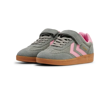Une paire de baskets hummel® « VM78 CPH JR » grises avec des accents roses et une semelle marron, à scratch et lacets.