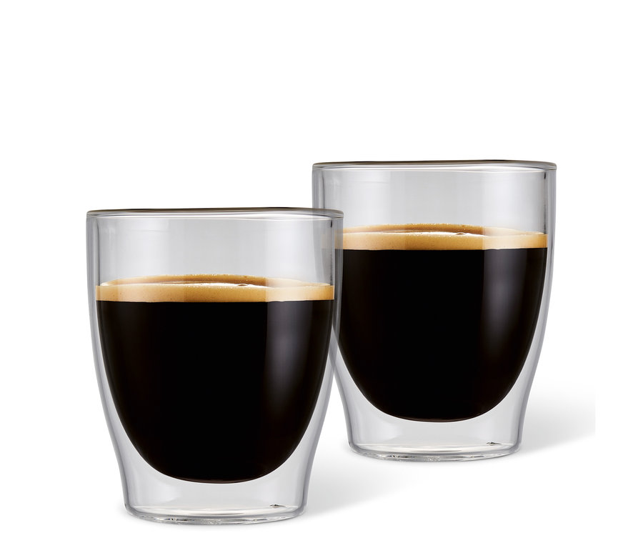 Deux verres à double paroi pour expresso remplis de café.