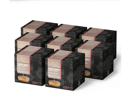 Neuf boîtes de café noires Qbo by Tchibo Caffè Crema Menos Cafeína disposées en grille 3x3, avec des accents marron et le texte "27x" et "Intensität 5/10", et une image de café coulant dans une tasse.
