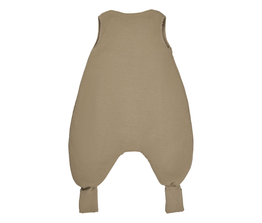 Gigoteuse bébé couleur kaki avec une surface texturée, des emmanchures sans manches et des poignets aux ouvertures des jambes.
