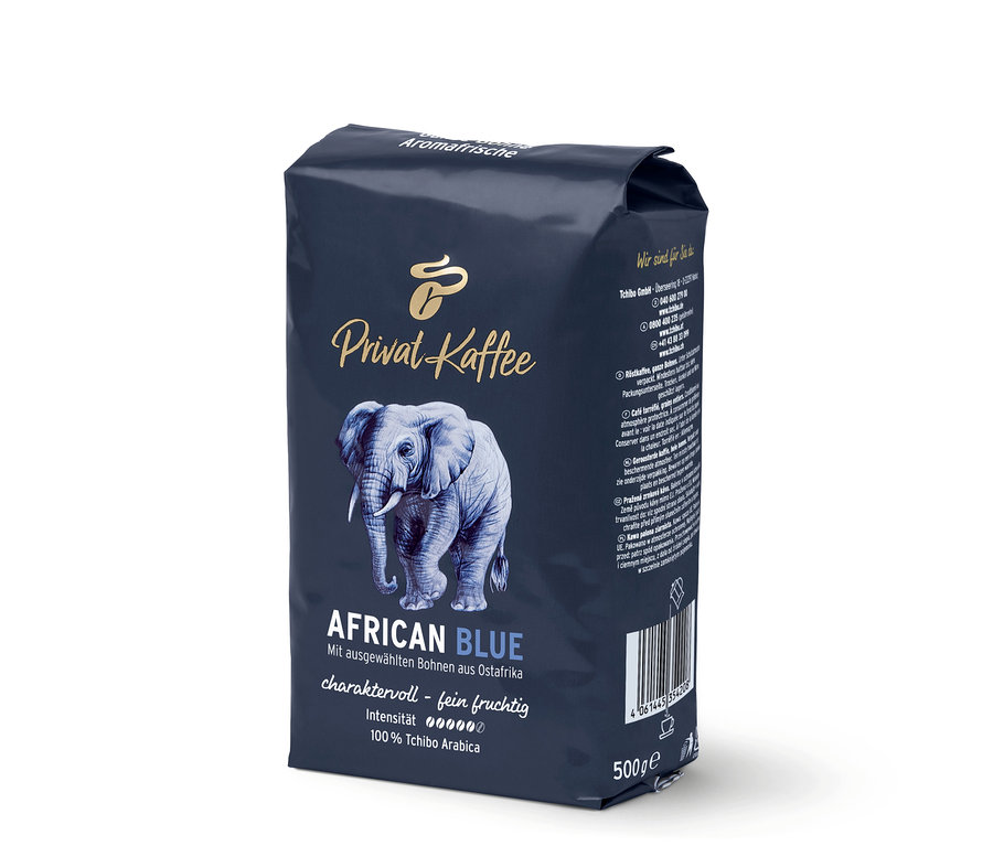 On voit un paquet de Privat Kaffee African Blue – 500 g en grains avec un motif d'éléphant.