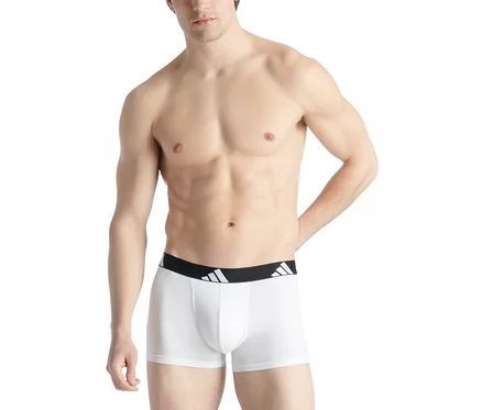 Homme torse nu portant un boxer blanc avec une ceinture noire ornée du logo Adidas blanc. Sa main gauche repose sur sa hanche.