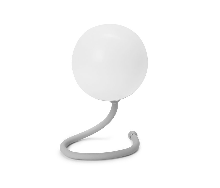 Gros plan d'une lampe grise avec un abat-jour sphérique blanc.