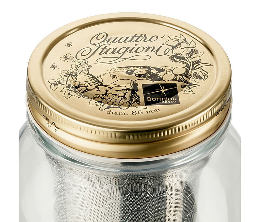 Gros plan d'un bocal pour infuser le café à froid « BrewJar » avec couvercle en métal.