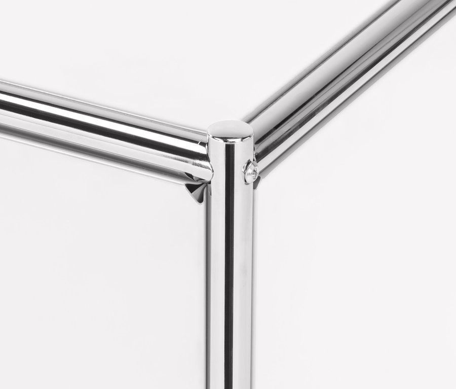 Détail d'un coin du meuble bas en métal « CN3 » avec tiroirs.