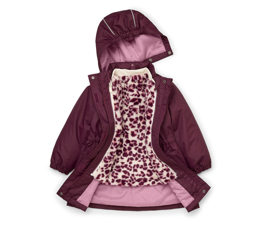 Veste d'enfant couleur prune avec capuche, posée à plat et ouverte pour révéler une doublure amovible en fausse fourrure crème à imprimé léopard violet foncé. La veste extérieure a une fermeture éclair et des boutons-pression, et la capuche est dotée de bandes réfléchissantes.