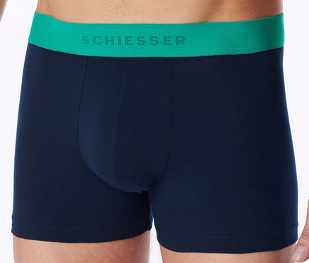 Homme portant un boxer bleu marine avec une ceinture verte SCHIESSER.