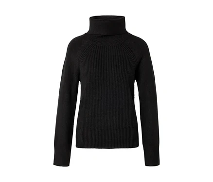 Pull noir à col roulé avec col et corps côtelés, et manches longues.