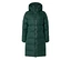 Long manteau doudoune vert foncé avec capuche et fermeture éclair noire sur le devant.
