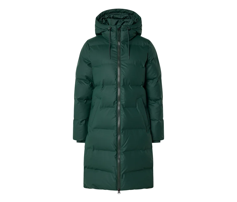 Long manteau doudoune vert foncé avec capuche et fermeture éclair noire sur le devant.