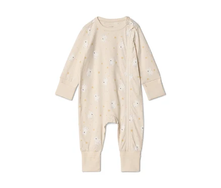 Grenouillère bébé beige clair avec un motif d'oursons blancs et d'étoiles jaunes, manches et jambes longues avec poignets côtelés, et fermeture éclair diagonale.