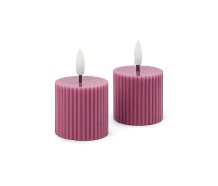 Deux bougies LED cylindriques courtes, rose foncé, avec une texture côtelée et des flammes blanches sur fond blanc.