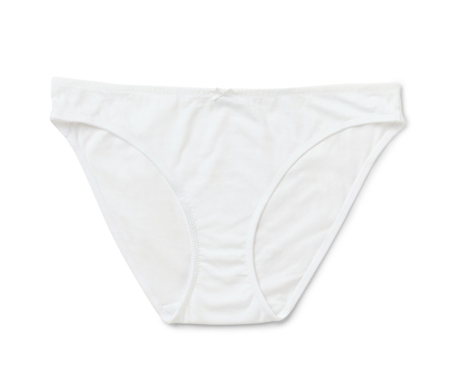 Culotte blanche avec un nœud au centre.