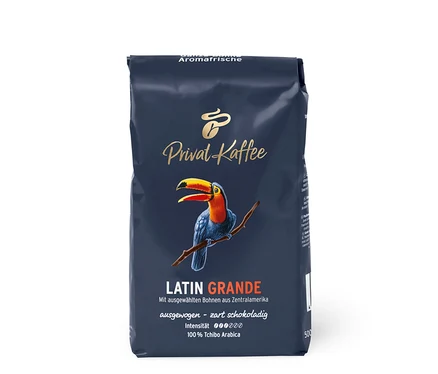 Un paquet de Privat Kaffee Latin Grande en grains – 500 g avec un toucan.