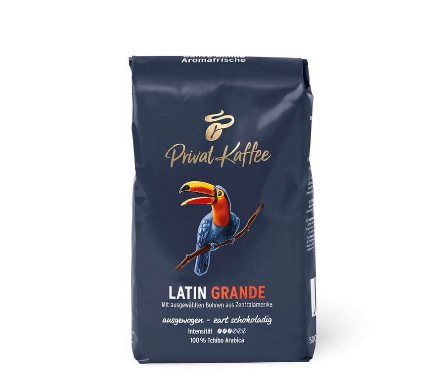 Un paquet de Privat Kaffee Latin Grande en grains – 500 g avec un toucan.
