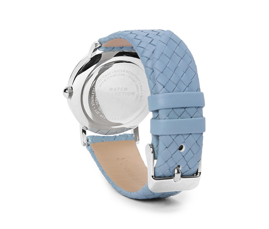 Gros plan d'une montre-bracelet argentée avec un bracelet tressé bleu clair.
