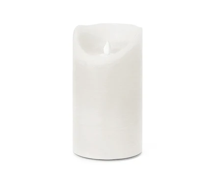 Une seule bougie pilier blanche avec une flamme simulée sur fond blanc.
