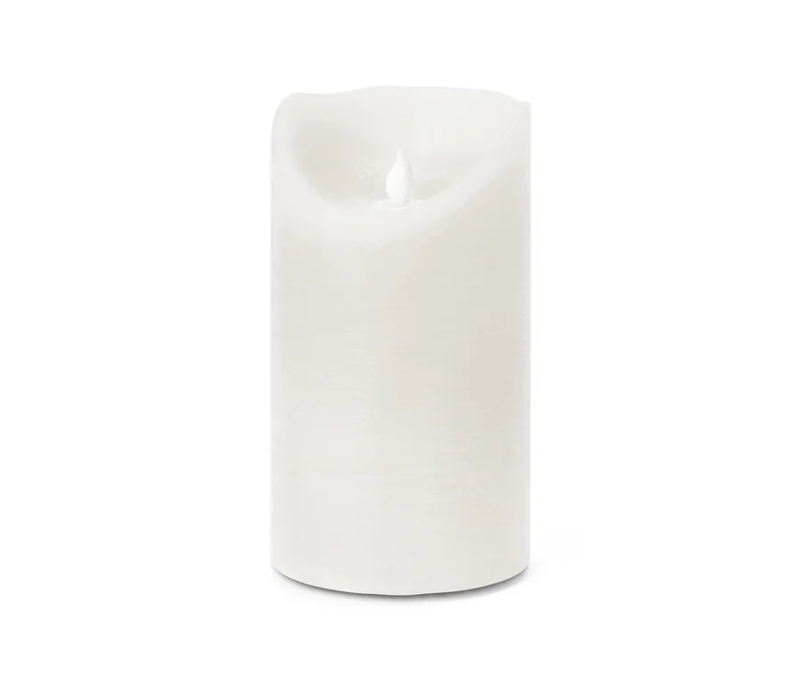 Une seule bougie pilier blanche avec une flamme simulée sur fond blanc.