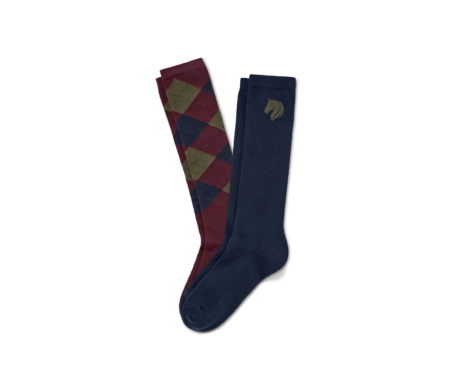 Deux paires de chaussettes d'équitation pour enfant : une paire bleue unie avec un logo de cheval et une paire bordeaux avec un motif losanges.