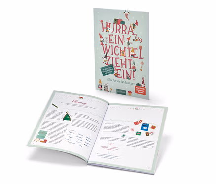 Le livre « Hurra, ein Wichtel zieht ein! » (en allemand) est ouvert et se trouve derrière.