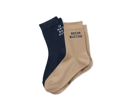 Deux paires de chaussettes avec inscription superposées.