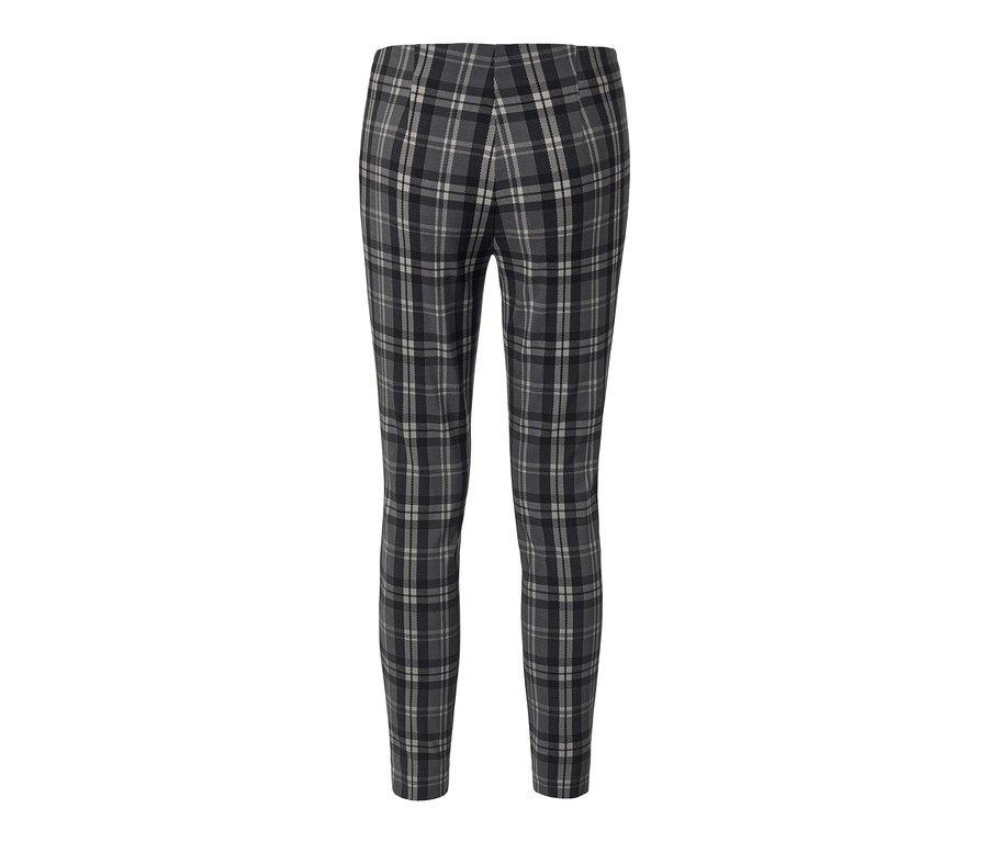 Gros plan d'un pantalon stretch à carreaux.
