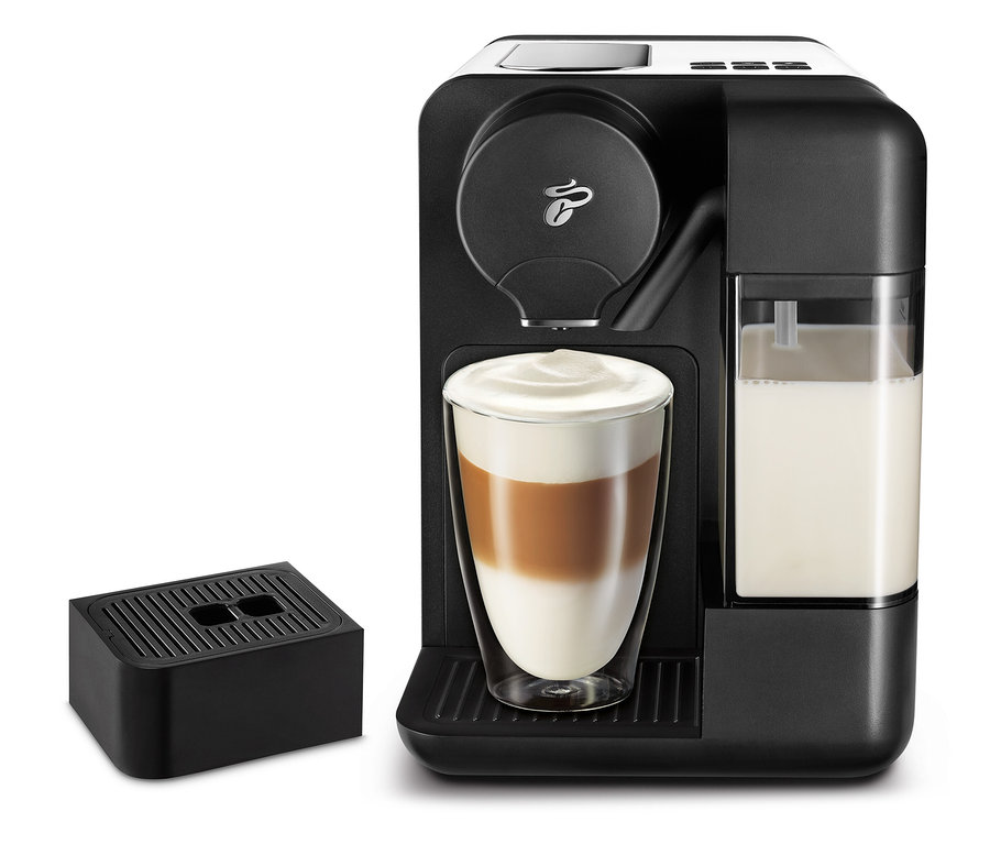 Machine à café noire avec Cafissimo lait, blanc et un verre de latte.
